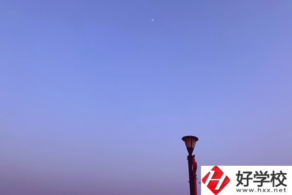 張家界旅游職業(yè)學(xué)校校園環(huán)境怎么樣？