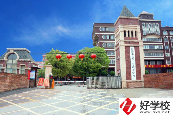 長沙市拔萃中等職業(yè)學校有哪些專業(yè)？學費是多少？