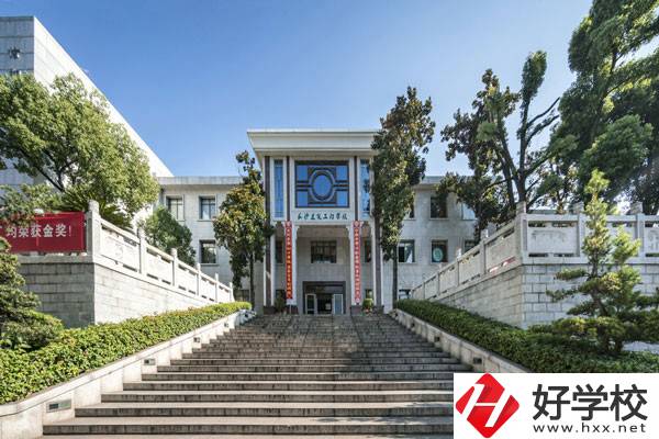 長沙建筑工程學(xué)校是公辦還是民辦？有哪些優(yōu)勢？